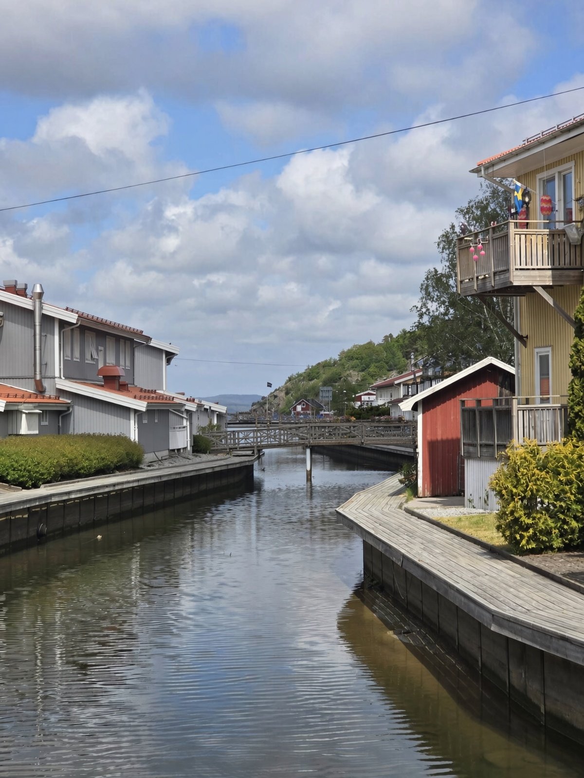 Kanalen i Henån med bryggor, sjöbodar och gångbro
