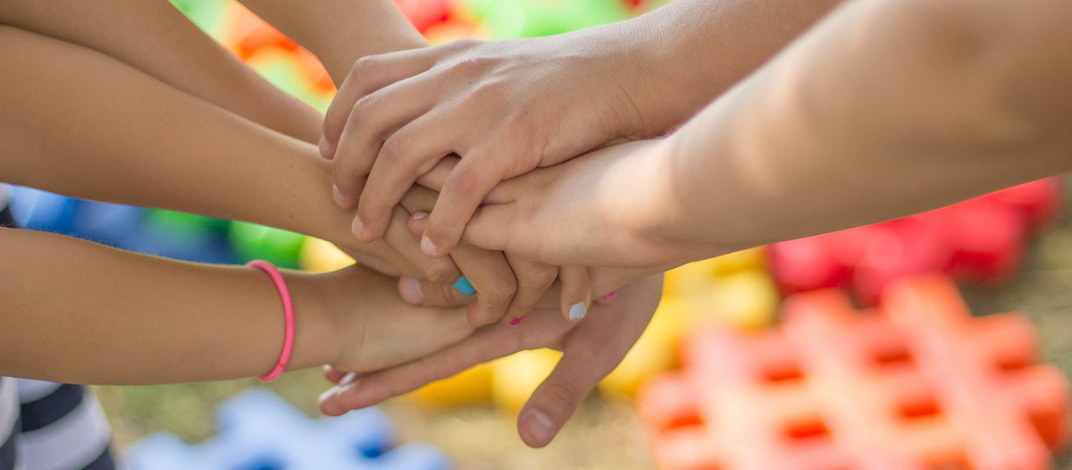 hands-2847508_1200